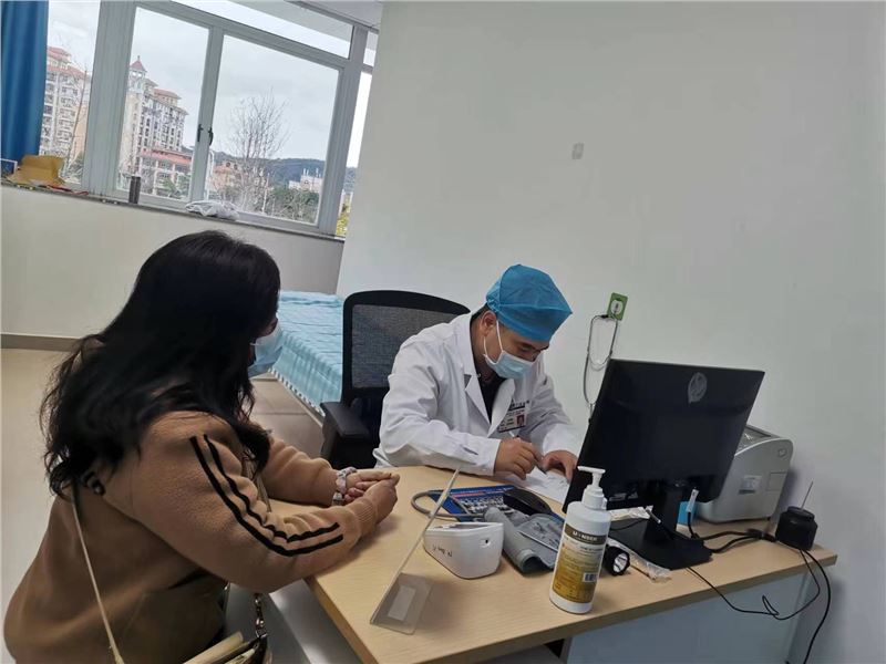 门诊医生坐诊.jpg