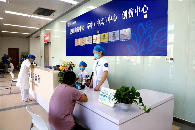 龙门县域胸痛中心、中中心、创伤中心分诊台.jpg
